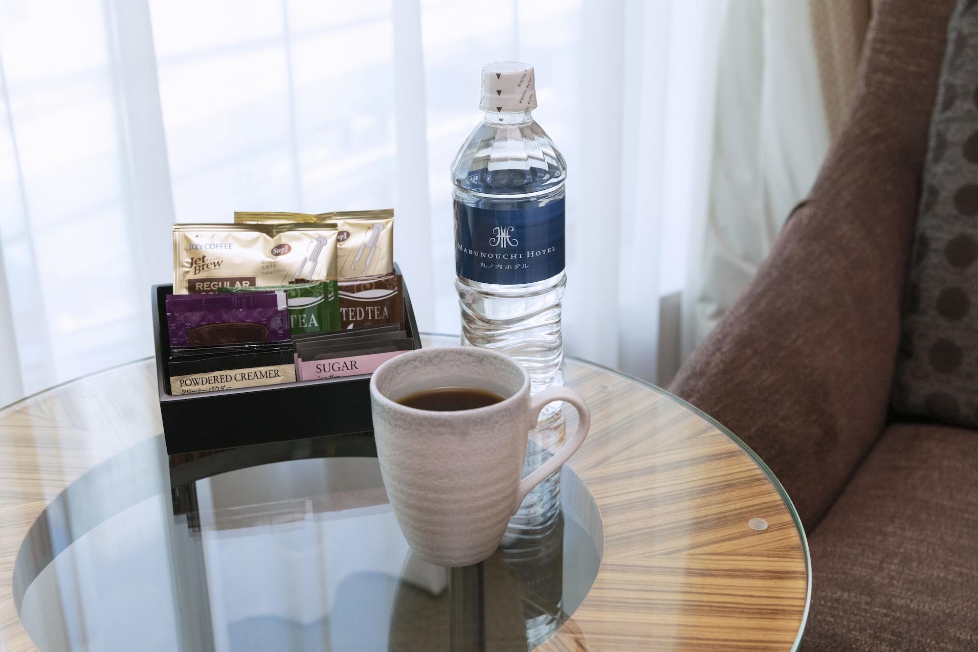 Marunouchi Hotel Τόκιο Εξωτερικό φωτογραφία A bottle of water and a cup of tea in a hotel room
