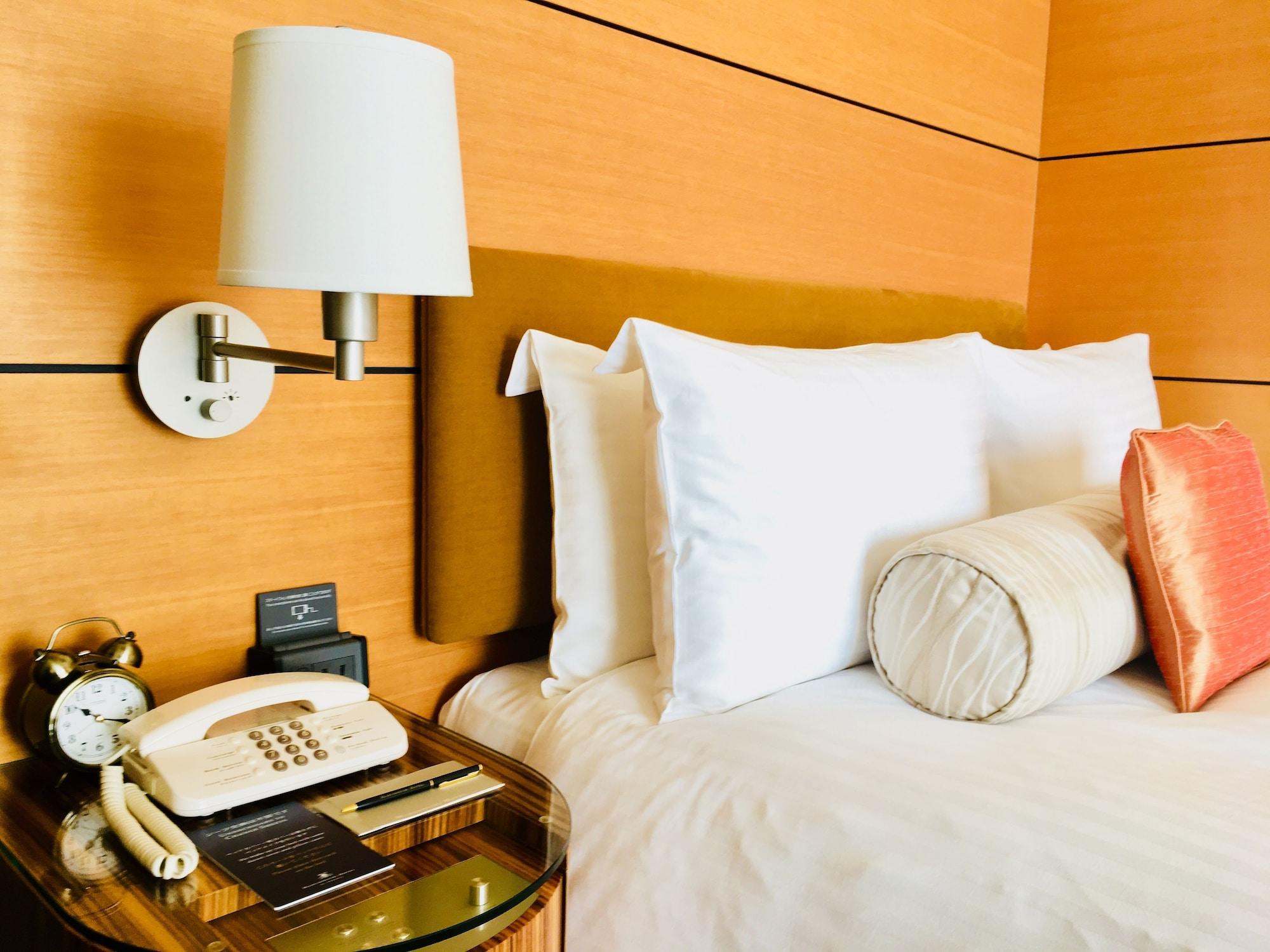 Marunouchi Hotel Τόκιο Εξωτερικό φωτογραφία A telephone on a bedside table